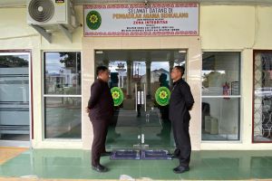 Kasub Perencanaan, TI dan Pelaporan (PTIP) Pengadilan Agama Sidikalang Berikan Arahan dalam Morning Briefing Petugas Keamanan